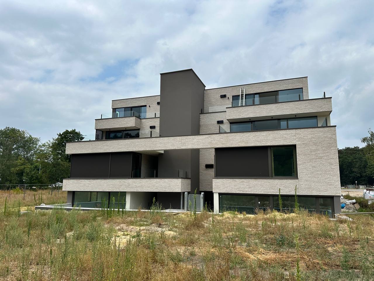 Nieuwe Elkodent-praktijk in opbouw — modern gebouw met veel glas en licht